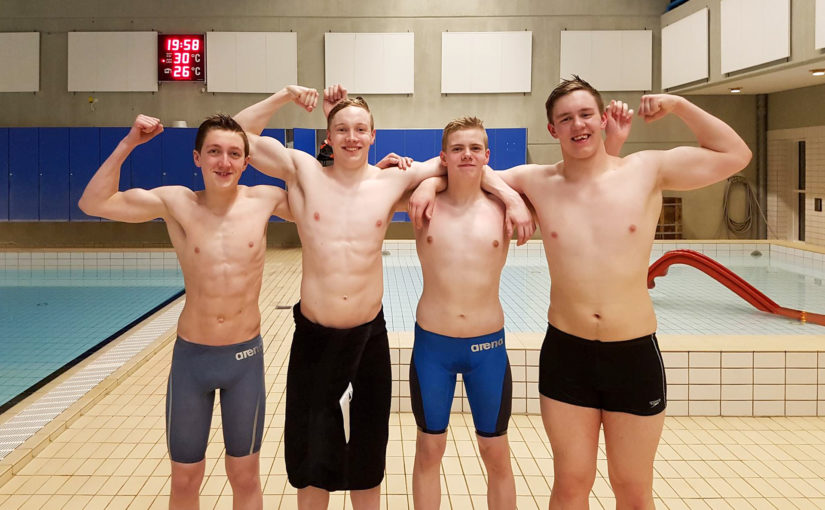 SuSvim harrar 1:50.96 og nýtt føroyskt met í 4×50 blandað